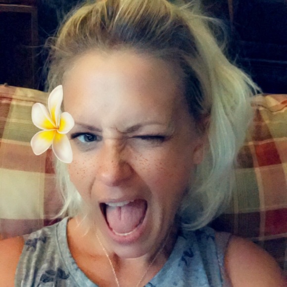 Meet your Posher, Jill. She likes Snapchat Selfies - Picture 6 of 9